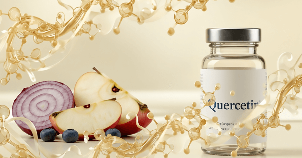 Darstellung von Quercetin: aufgeschnittene Äpfel, rote Zwiebel und Blaubeeren neben einem Quercetin-Nahrungsergänzungsmittel, umgeben von stilisierten Molekülstrukturen.